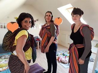 amies portant leurs bébés en écharpe sur le dos