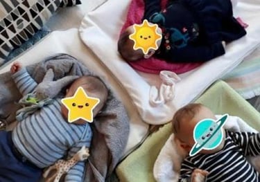 trois bébés allongés