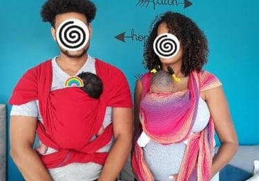 couple portant leurs bébés en écharpe