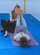 mère et fille en cours de yoga