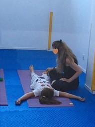 mère et enfant en cours de yoga
