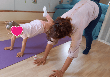 mère et fille faisant du yoga enfant