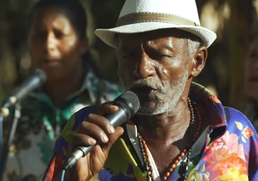 Foto de homem negro idoso cantando em um grupo de samba de coco.