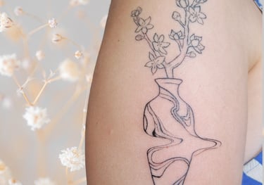 Tattoo fineline forme organique poétique studio Vendée 85
