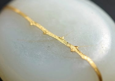 Abstract macro photography of sunlight hitting a piece of polished white jade with veins of champagne gold. Soft focus, high-key lighting, representing the 'Metal' element in a minimalist way.