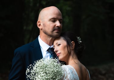 couple de mariés qui se prennent dans les bras en extérieur