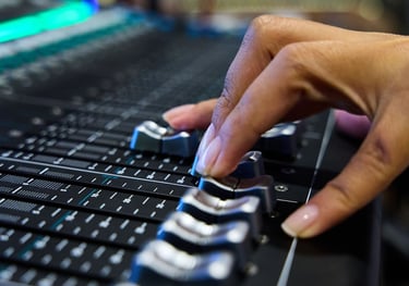 niveles de consola producción musical monochrome records