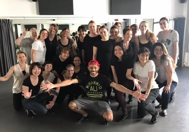 Une séance de team building chez Tap Dance Paris, les équipes autour du coach claquettes