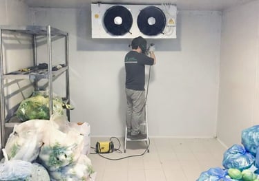 Técnico realizando reparo em evaporador de câmara fria comercial.