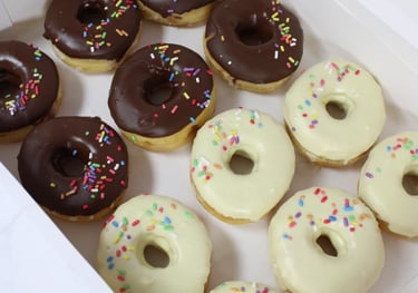 Donuts variados artesanales para mesas dulces y eventos