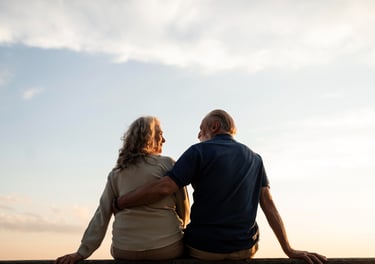pareja de jubilados abrazándose