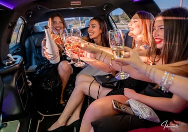 ragazze che brindano sulla limousine