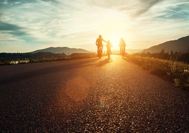 familia montando en bicicleta en carretera