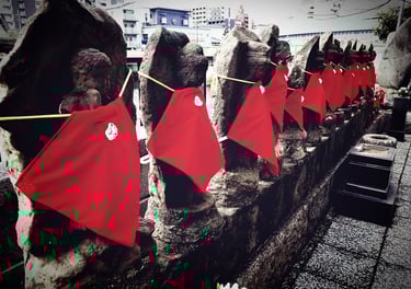 Budas de piedra ciudad de Fukuoka. Shinseikan