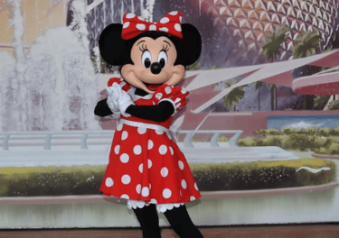 Conoce a tus amigos de Disney cerca de la entrada principal de EPCOT