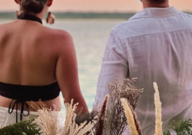 Pareja contemplando la laguna de bacalar
