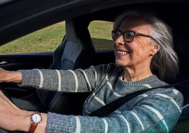 mujer conduciendo un coche