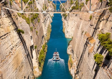 Vista do canal de corinto em Piraeus.