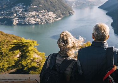 Pareja planificando retiro con un fondo de distribución de dividendos Allianz