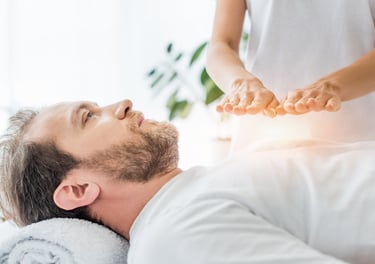séance de magnétisme, personne allongée sur une table de massage