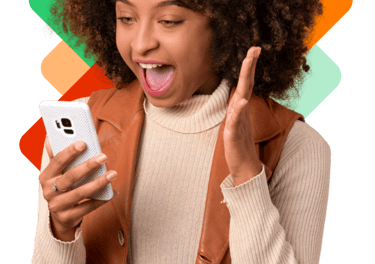 Pessoa feliz usando o aplicativo de transporte APKTEM no celular, representando mobilidade urbana.