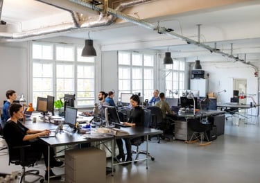 un open space avec des salariés