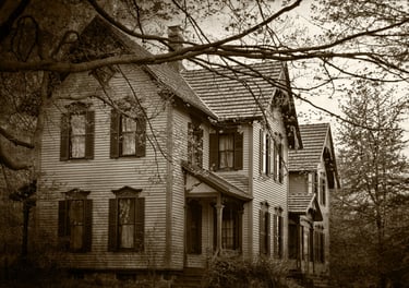 mage en noir et blanc d'une maison hantée, illustrant les services d'investigation paranormale de solutions-paranormale.eu