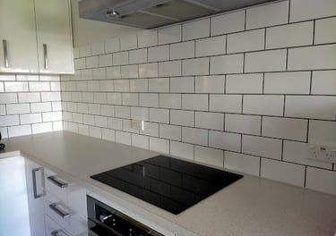 White tiled kitchen cook top rangehood