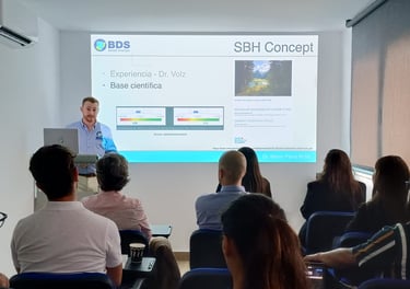 dr mario parra presentando una diapositiva ante la audiencia