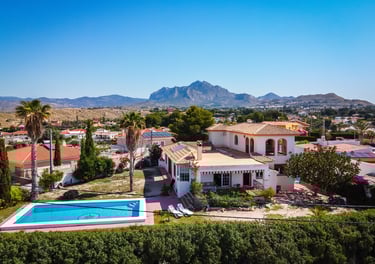 fotografía de villa con piscina en la costa blanca