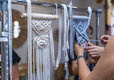 Tapices de macramé hechos a mano en proceso dentro de un taller.