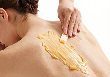 Femme recevant une épilation du corps par une esthéticienne professionnelle - Glow By Tyfene