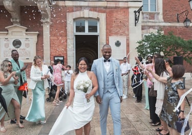 Photo des mariées sortant de la mairie sous les confettis