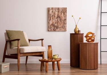 Fauteuil, bijzettafels met vazen en glaswerk in mid-century stijl