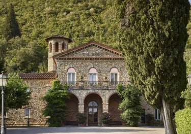 Green-surrounded façade from the Grotta Giusti hospitality project by BRB Engineering srl