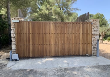 Puerta corredera automática de madera elegante y resistente para viviendas en Ibiza