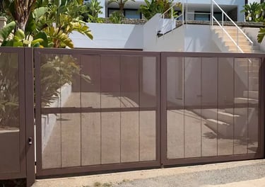 Puerta abatible automática elegante para viviendas en Ibiza