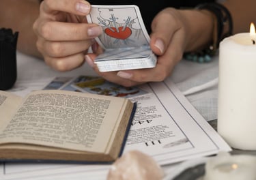 Lecture du Tarot de Marseille lors d’une séance de guidance spirituelle