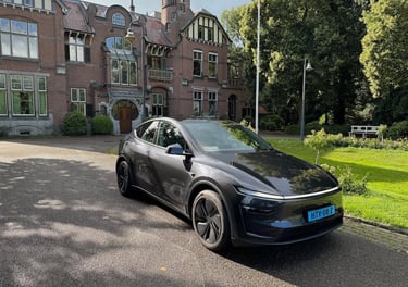 Taxi Groningen KNQ Mobility met zwarte Tesla Y