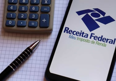 Tela de smartphone com logotipo da Receita Federal e calculadora ao lado.