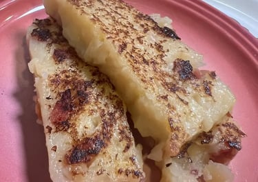 農曆新年節慶課程蘿蔔糕，同學們 把做好嘅蘿蔔糕，在煎熟來吃味道零舍不同