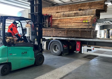 déchargement de bois dans le dépôt ouvert de la coopérative a l'aide d'un transpalette