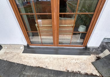 Eine reparierte mit Flüssigkunststoff neu abgedichtete Türe