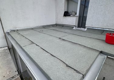 Ein neu abgedichtest Flachdach mit Bitumen und Flüssigkunsstoff