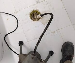 Sonda electrica destapando una cañeria