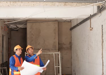 Dos holnbres trabajando en la instalación en una obra