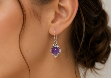 Aretes de cuarzo y piedras naturales con acabados elegantes y artesanales.