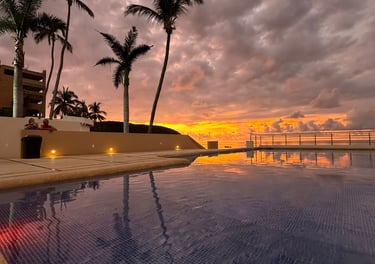 Atardecer en la playa dentro de la piscina de Aleday Bungalows 
