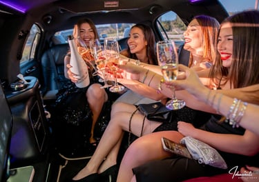 ragazze che brindano sulla limousine