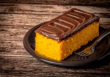 Fatias de chocolate com cake cenoura